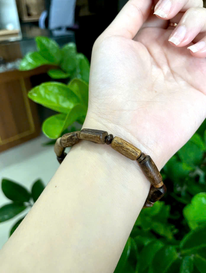 Vòng trầm rục dầu đốt 6 li tự nhiên 2.png